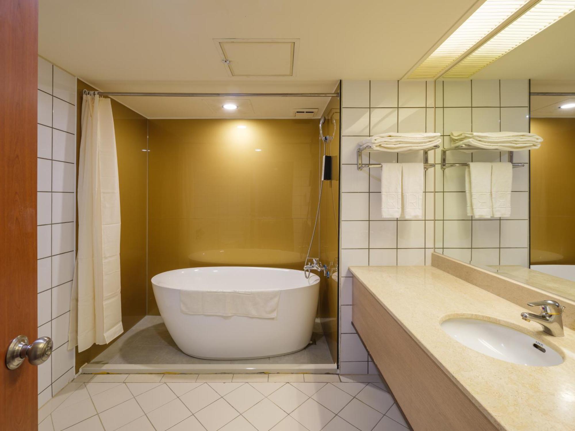 טאיפיי Rich & Free Hotel - Fuzhong 富逸旅趣-板橋府中館 מראה חיצוני תמונה