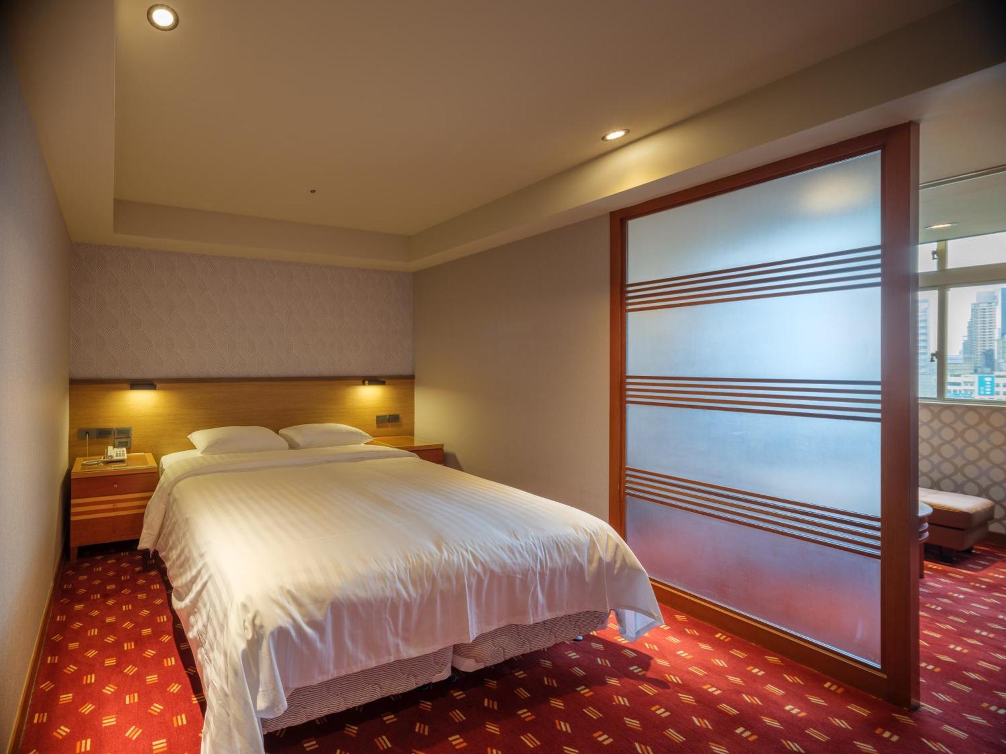 טאיפיי Rich & Free Hotel - Fuzhong 富逸旅趣-板橋府中館 מראה חיצוני תמונה