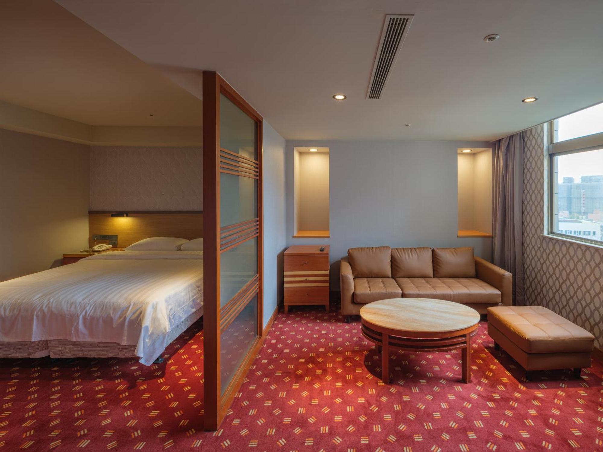 טאיפיי Rich & Free Hotel - Fuzhong 富逸旅趣-板橋府中館 מראה חיצוני תמונה